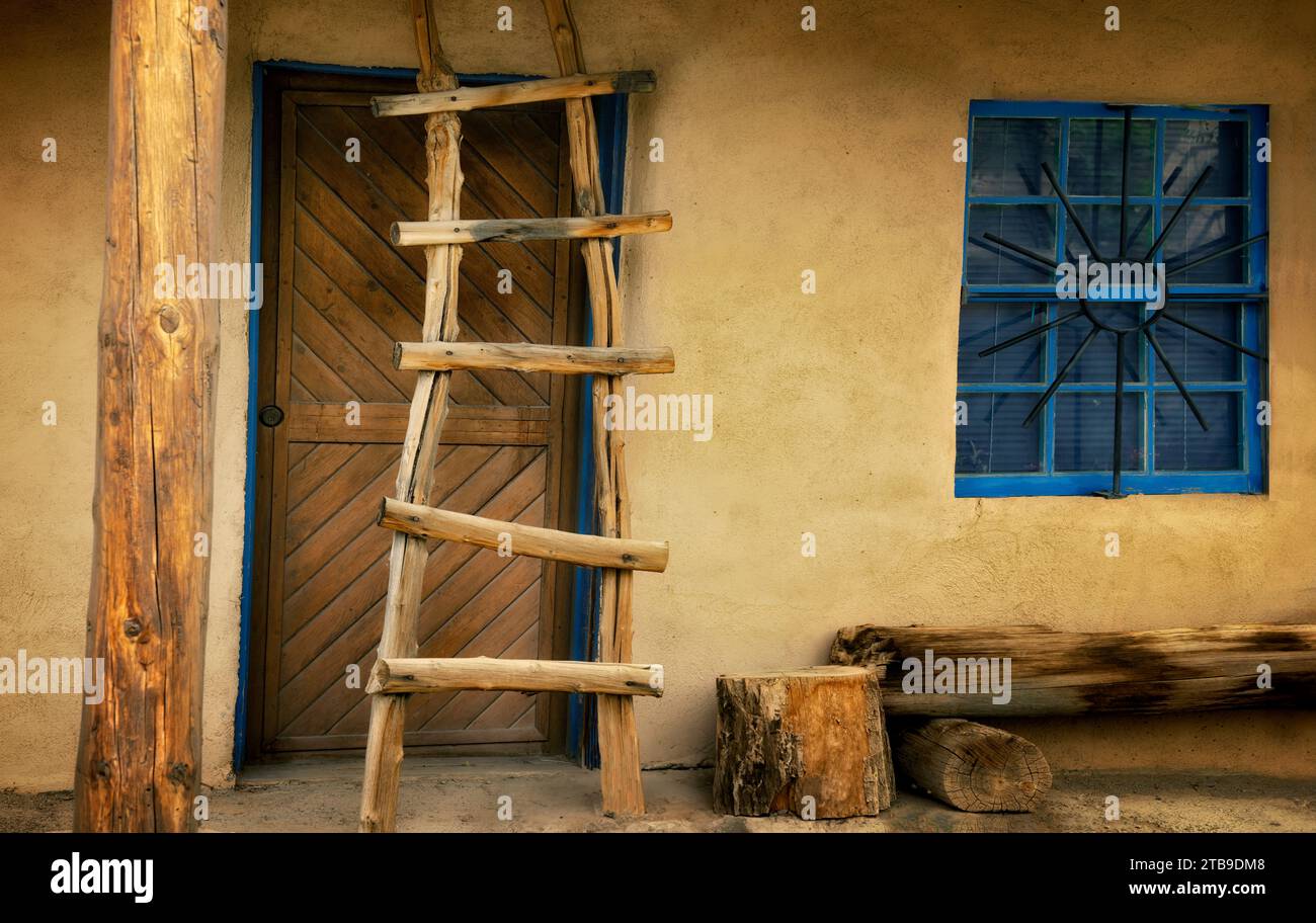 Scala e adobe House. New Mexico Foto Stock