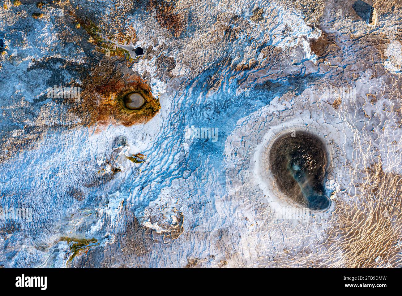 Die blaue quelle, eine von Sinterterrassen umgebene Heißwasserquelle im Geothermalgebiet von Hveravellir, an der Kjölur, der F 35, gelegen. Foto Stock