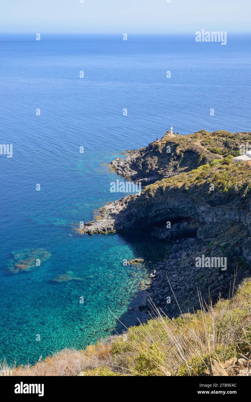 Vista panoramica su Punta Limarsi con il faro sul promontorio, Pantelleria Foto Stock