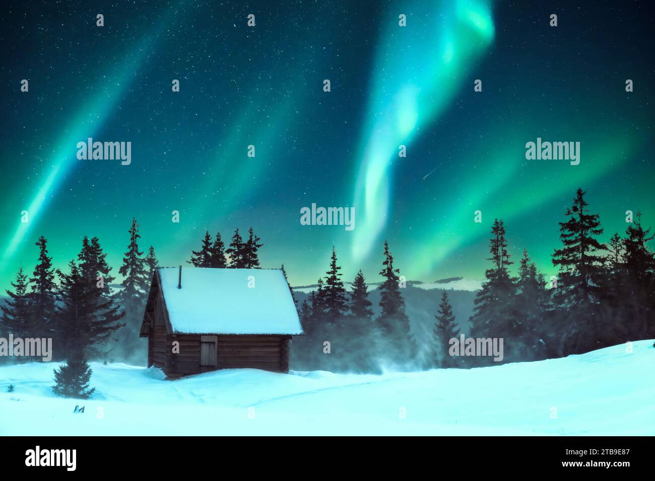 Pini innevati e una capanna di legno su un prato di montagna in una scena invernale. Aurora boreale. Aurora boreale nella foresta invernale. Concetto di vacanze natalizie e vacanze invernali Foto Stock