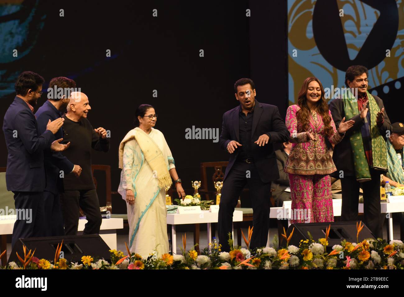 Kolkata, India. 5 dicembre 2023. L'attore di Bollywood Salman Khan (al centro) è con il ministro capo del Bengala occidentale Mamata Banerjee (a sinistra, terzo in un sari bianco), il deputato Shatrughan Sinha, sua figlia e l'attrice di Bollywood Sonakshi Sinha, il regista Mahesh Bhatt, e l'attore Anil Kapoor durante l'inaugurazione del 29 ° Kolkata International Film Festival a Calcutta, India, il 5 dicembre 2023. (Foto di Debajyoti Chakraborty/NurPhoto)0 crediti: NurPhoto SRL/Alamy Live News Foto Stock