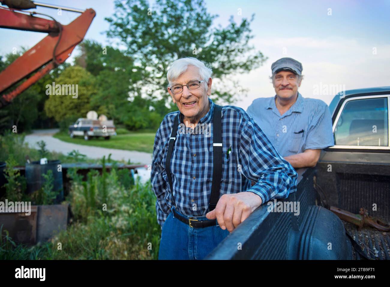 Padre e figlio nella fattoria di famiglia; Cortland, Nebraska, Stati Uniti d'America Foto Stock