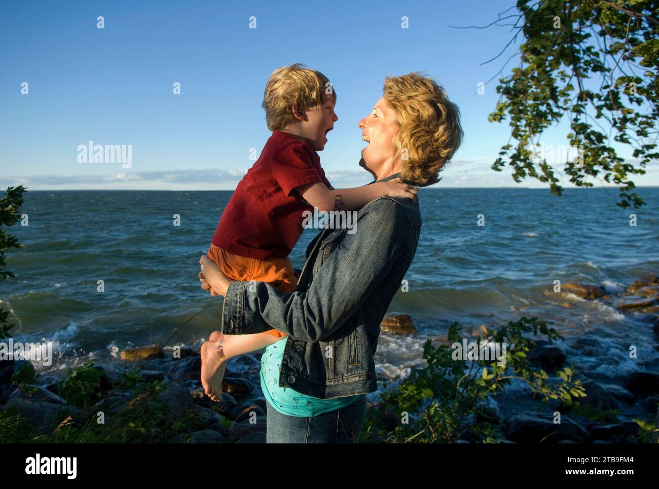 La madre e suo figlio godono della vista sul lago Leech in Minnesota, Stati Uniti d'America; Walker, Minnesota, Stati Uniti d'America Foto Stock