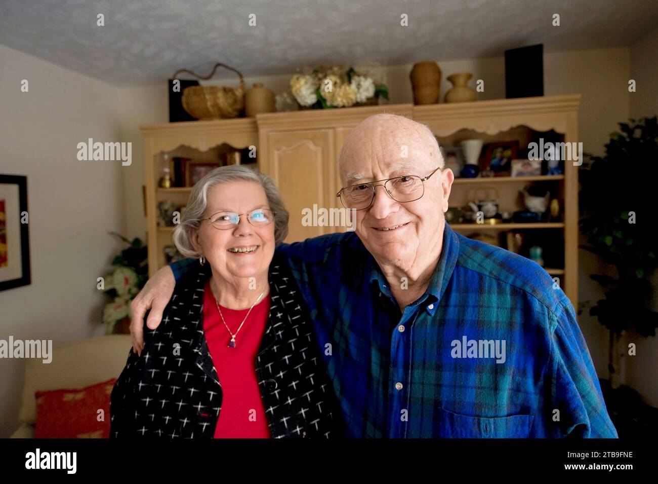 Ritratto di una coppia anziana nella loro casa; Elkhorn, Nebraska, Stati Uniti d'America Foto Stock