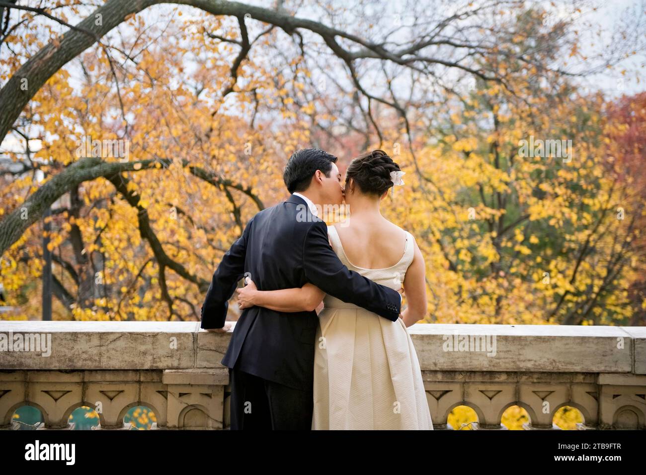 Sposa e sposo abbracciano il giorno del loro matrimonio in un bellissimo giorno autunnale; Washington, District of Columbia, Stati Uniti d'America Foto Stock