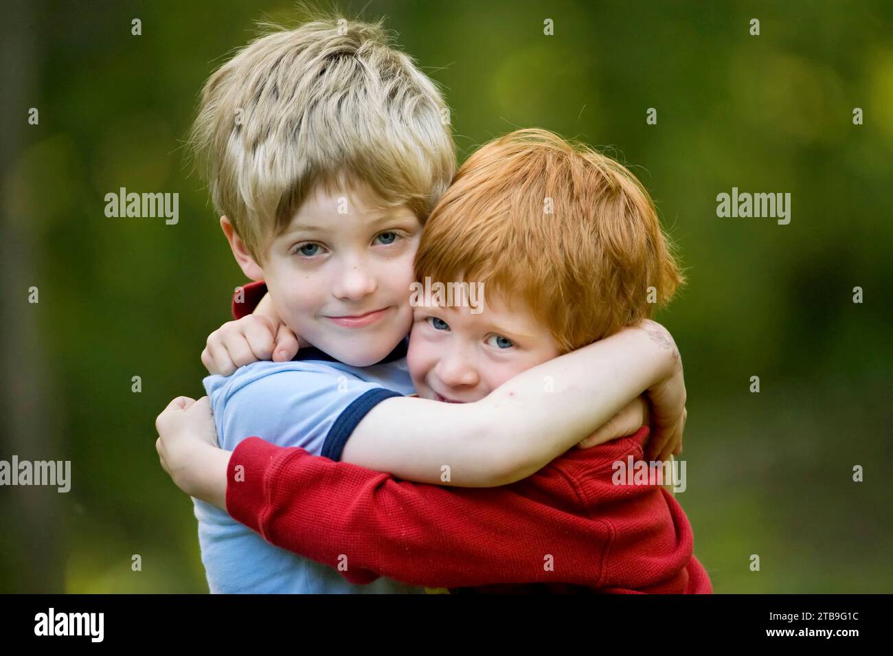 Due ragazzi si abbracciano in un abbraccio: Cross Lake, Minnesota, Stati Uniti d'America Foto Stock
