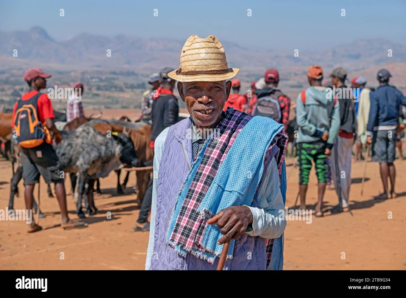 Vecchi contadini e giovani pastori malgasci che vendono zebus al mercato zebu nella città di Ambalavao, Haute Matsiatra, Central Highlands, Madagascar, Africa Foto Stock