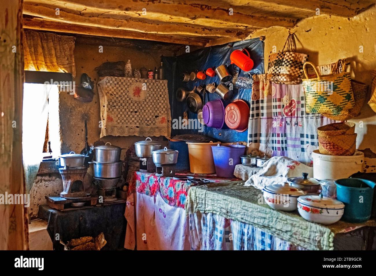 All'interno della casa Betsileo, con cucina con pentole e utensili da cucina nella regione dell'alta Matsiatra, nelle Highlands centrali, in Madagascar e in Africa Foto Stock