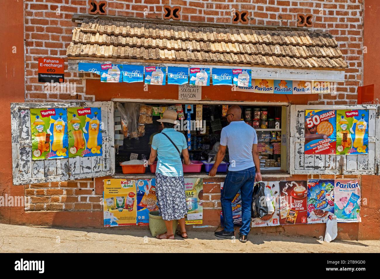 Clienti malgasci che acquistano cibo in un piccolo negozio di alimentari nella città di Fianarantsoa, Haute Matsiatra Region, Central Highlands, Madagascar, Africa Foto Stock