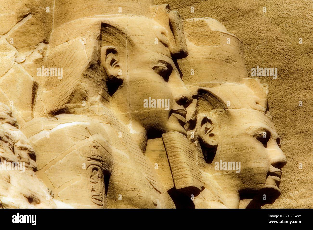 Primo piano di due statue di Ramses II scolpite sul fianco della montagna davanti al Tempio del grande Sole di Abu Simbel; Abu Simbel, Nubia, Egitto Foto Stock