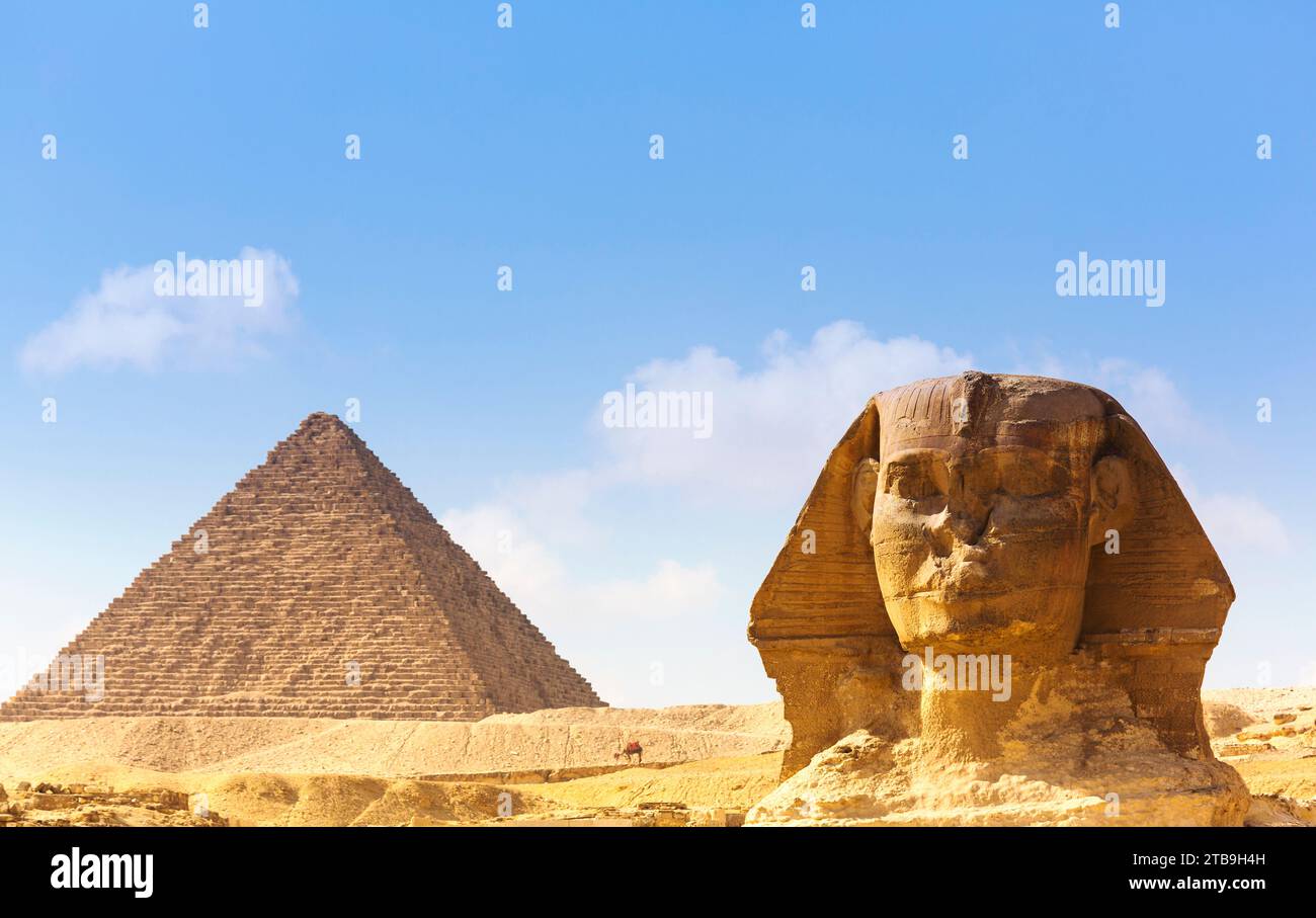 Vista della grande Piramide e della Sfinge di Giza sotto un cielo blu; Giza, il Cairo, Egitto Foto Stock
