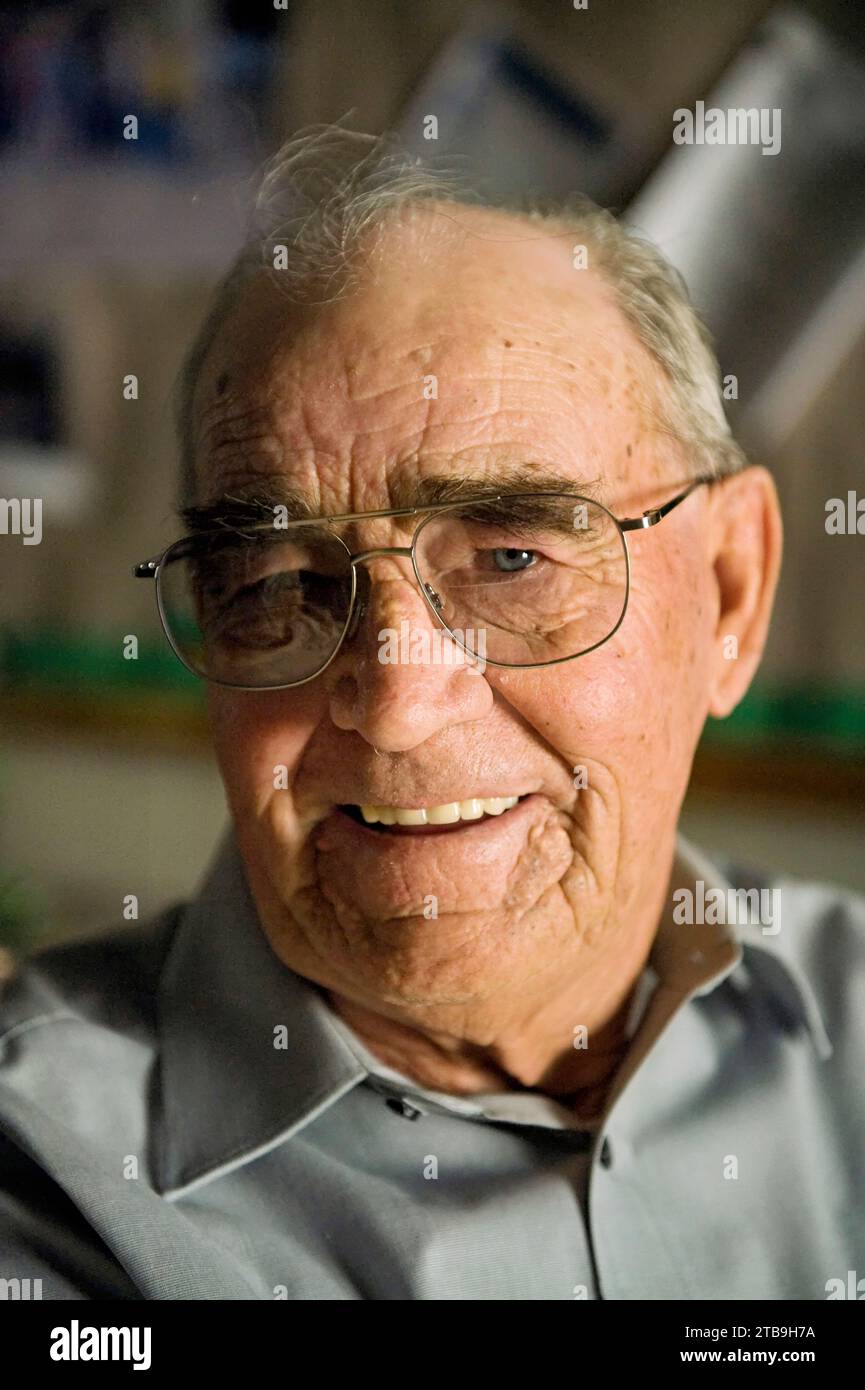 Ritratto ravvicinato di un uomo anziano che indossa occhiali da vista; Ogallala, Nebraska, Stati Uniti d'America Foto Stock