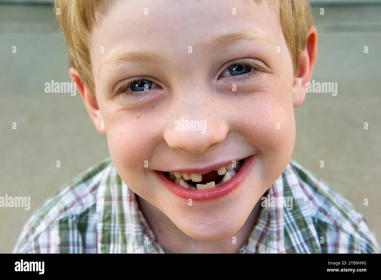 Il ragazzo dà un sorriso senza denti per la fotocamera; Elkhorn, Nebraska, Stati Uniti d'America Foto Stock