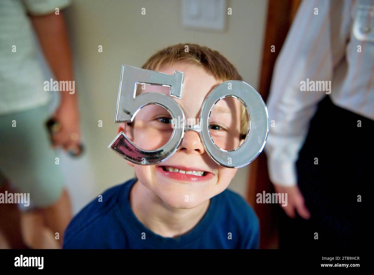 Il giovane indossa occhiali goofy in occasione di una festa di compleanno del 50; Lincoln, Nebraska, Stati Uniti d'America Foto Stock