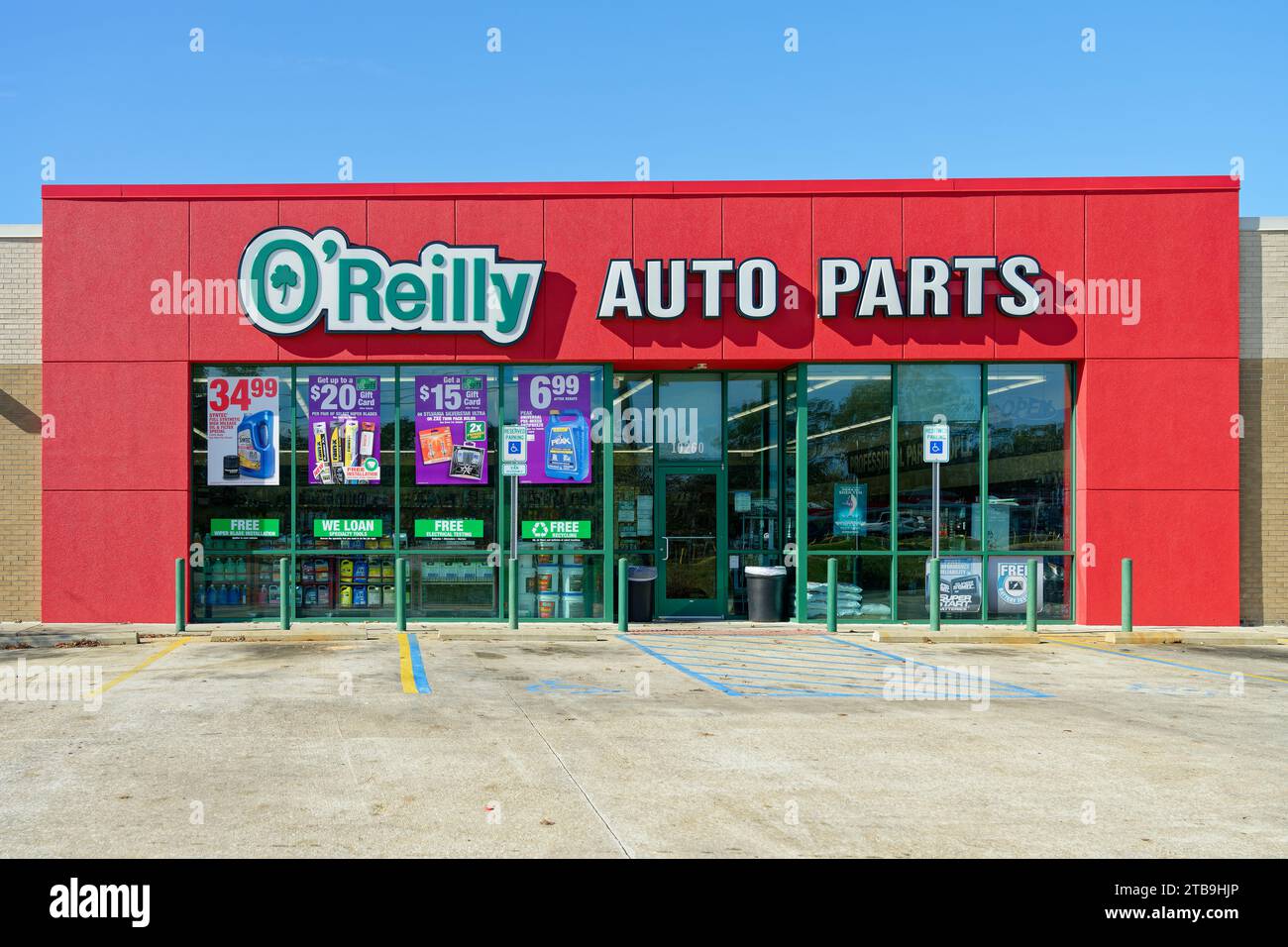 O'Reilly Auto Parts Store e parti di ricambio per auto o auto e fornisce l'ingresso anteriore con cartello e logo a Montgomery, Alabama, Stati Uniti. Foto Stock