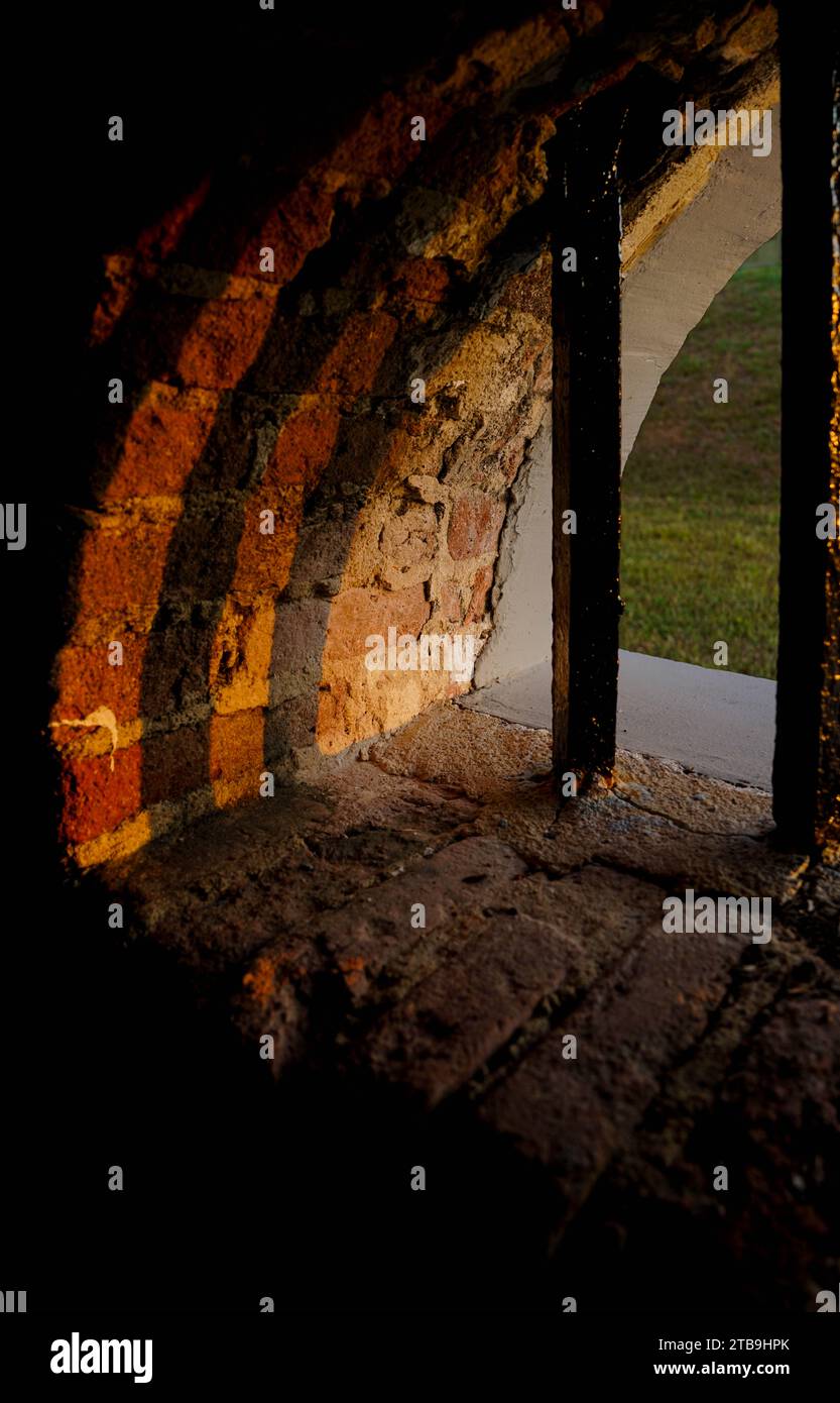 Luci e ombre su una finestra in mattoni Foto Stock