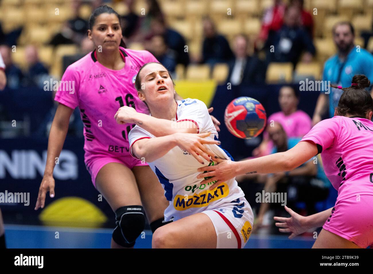 Jovana Jovovic della Serbia in azione con Gabriela Belen Muller Ruiz e Alicia Ignacia Torres Lara del Cile durante la partita IHF World Women's Handball Championship tra Serbia e Cile nel gruppo preliminare e a Jyske Bank Boxen a Herning in Danimarca martedì 5 dicembre 2023. (Foto: Bo Amstrup/Ritzau Scanpix) Foto Stock