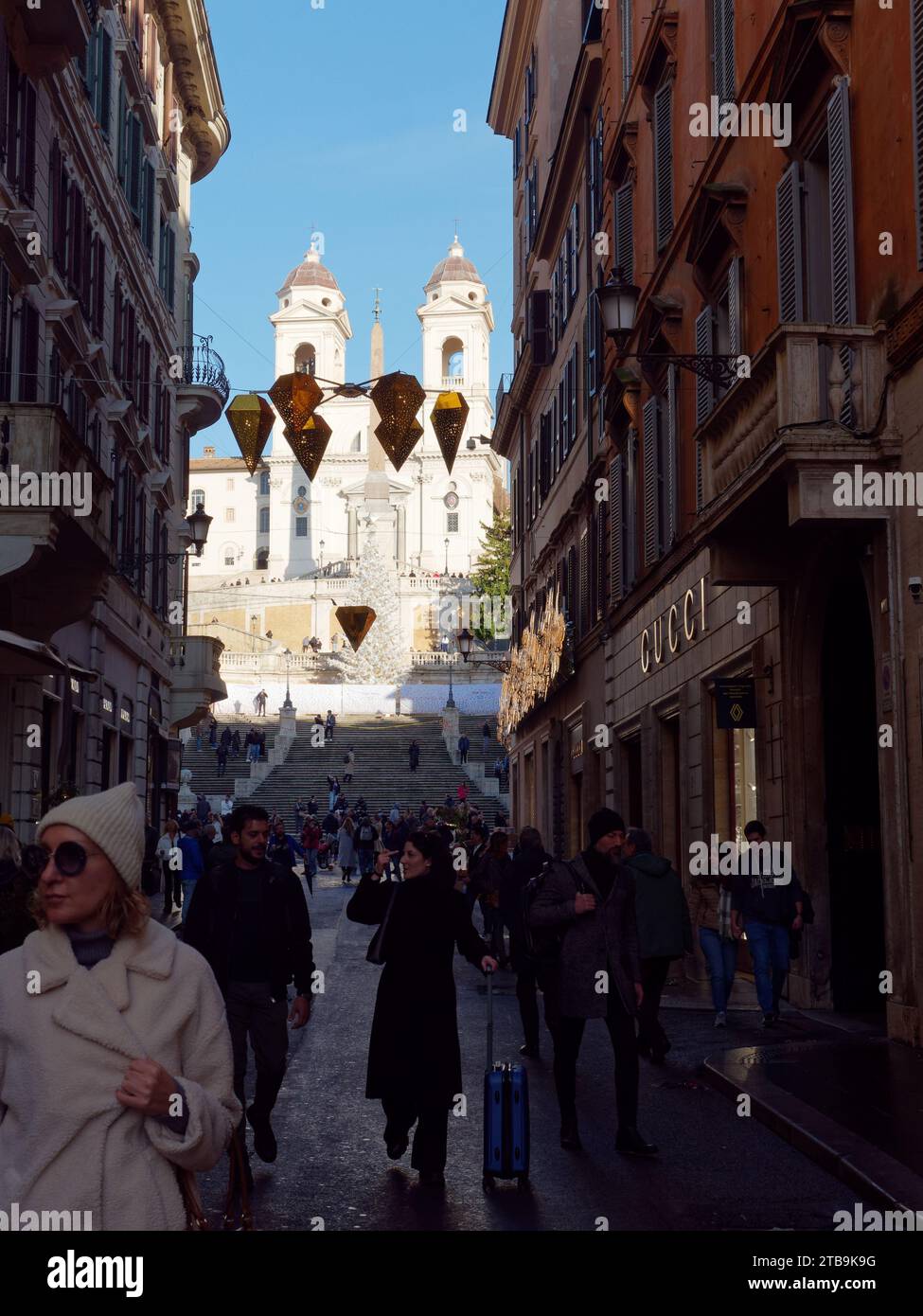 I turisti camminano lungo una strada alla moda con Piazza di Spagna alle spalle in una giornata autunnale nella città di Roma, regione Lazio, Italia, 5 dicembre 2023 Foto Stock