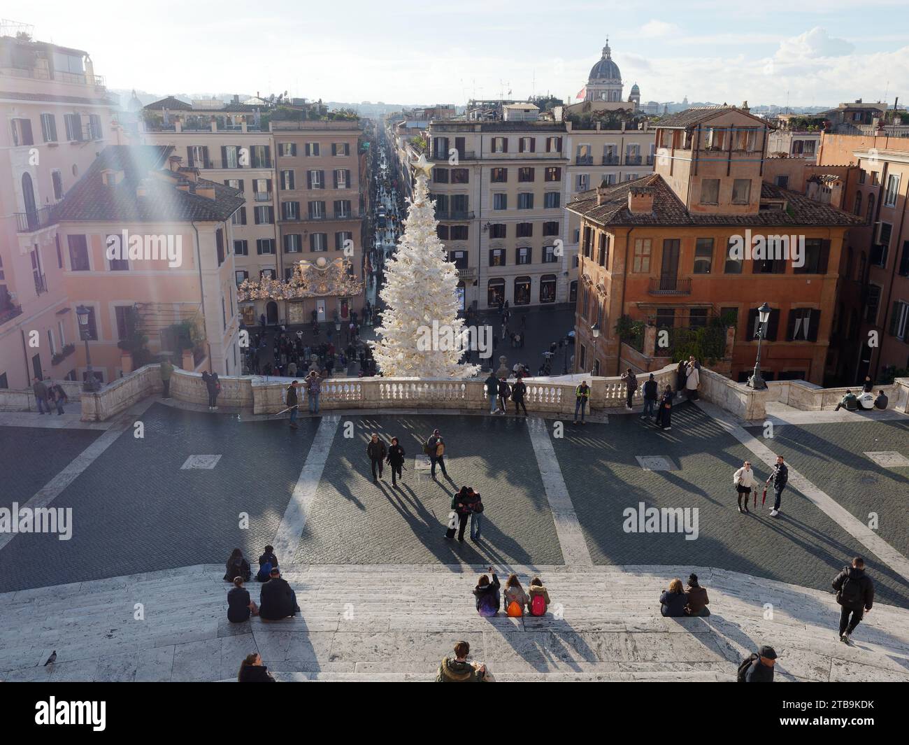 Le persone si siedono sulla famosa scalinata di Piazza di Spagna in un giorno d'autunno con un albero di Natale bianco nella città di Roma, regione Lazio, Italia, 5 dicembre 2023 Foto Stock Le persone si siedono sulla famosa scalinata di Piazza di Spagna in un giorno d'autunno con un albero di Natale bianco nella città di Roma, regione Lazio, Italia, 5 dicembre 2023 Foto Stock