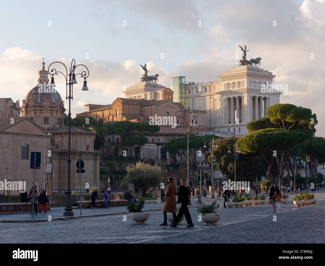 Monumento a Vittorio Emanuele II e altri edifici storici con pedoni e pini di pietra. Roma, regione Lazio, Italia, 05 dicembre 2023 Foto Stock