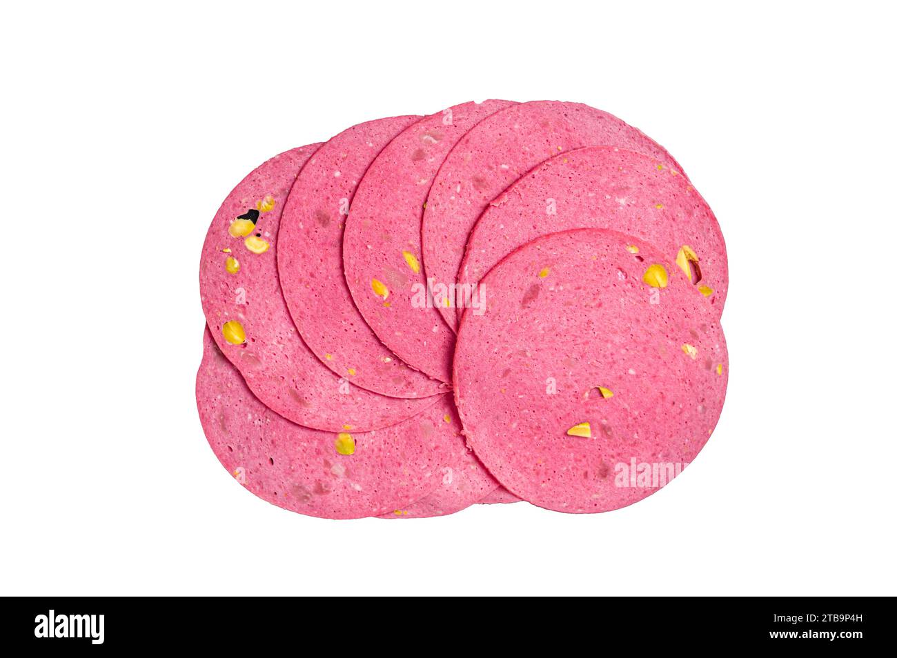 Fette di salame di carne con noci di pistacchi su tavola di marmo. Isolata, sfondo bianco Foto Stock
