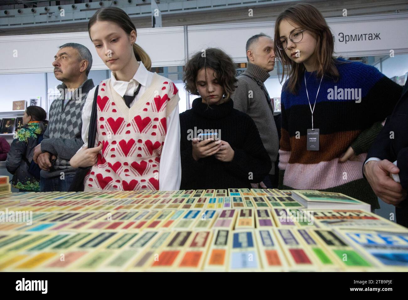 Mosca, Russia. 2 dicembre 2023. La gente partecipa alla 25a Fiera Internazionale del Libro per la narrativa di alta qualità e la non narrativa al Gostiny Dvor di Mosca, in Russia Foto Stock