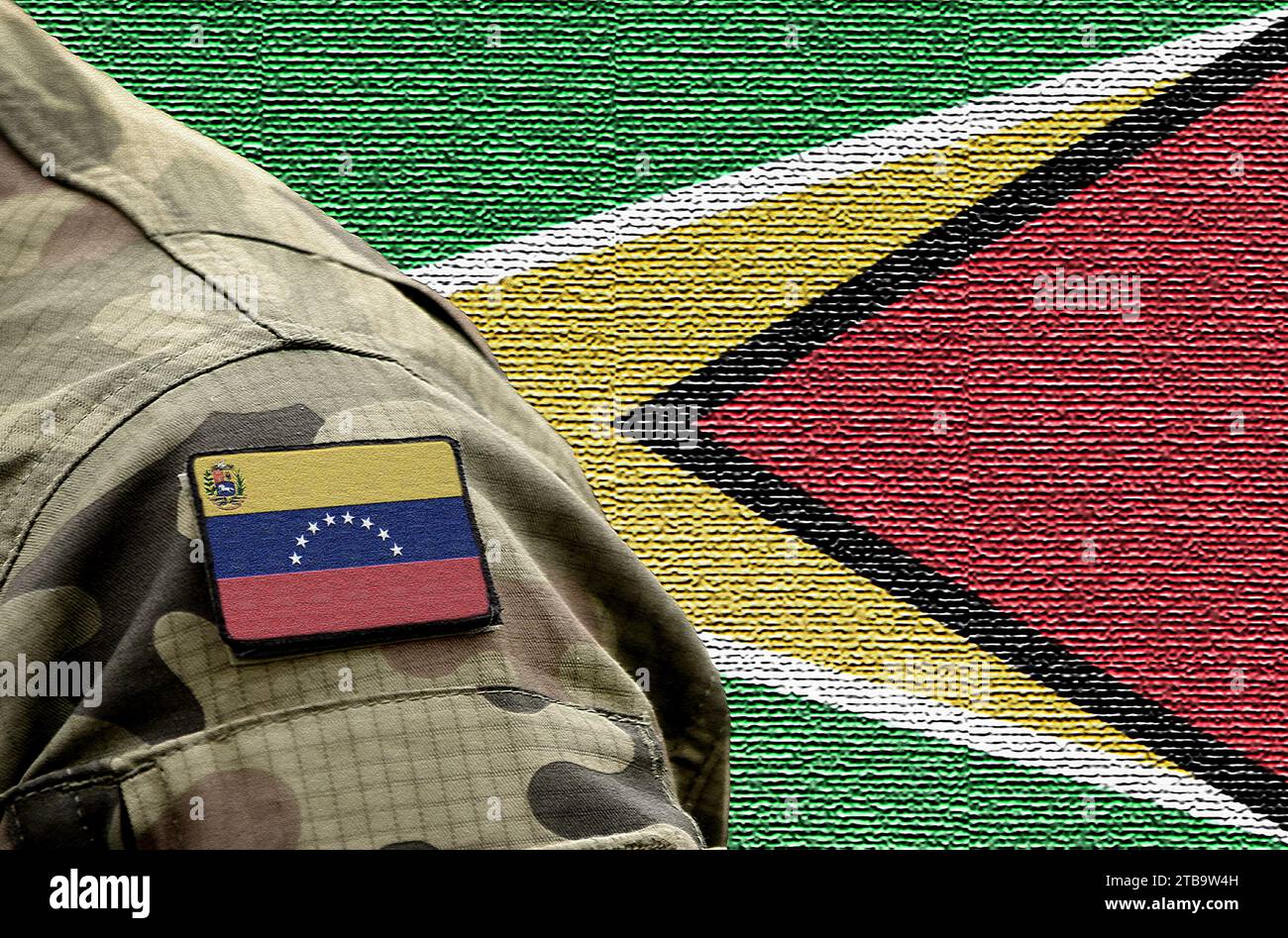 Bandiera del Venezuela su uniforme militare e bandiera della Guyana sullo sfondo. Venezuela vs Guyana. Foto Stock