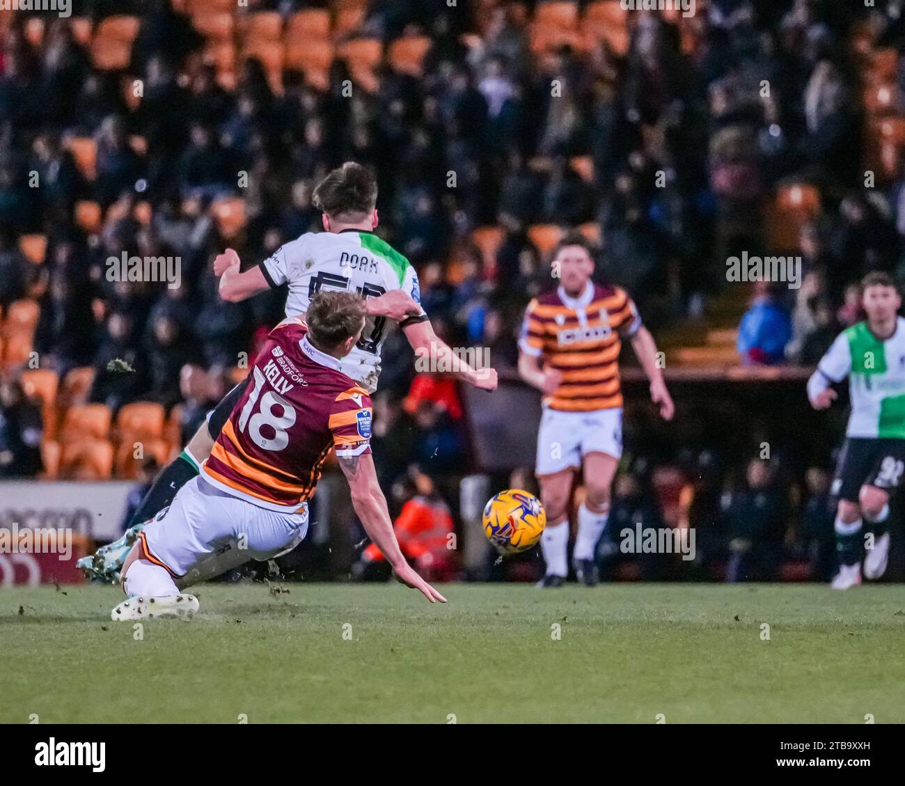BRADFORD, REGNO UNITO. 5 dicembre 2023. EFL TROPHY: Bradford City AFC contro Liverpool FC Under 21’s.. Ciaran Kelly di Bradford City abbatte Ben Doak del Liverpool FC. Credit Paul B Whitehurst/Alamy Live News Foto Stock