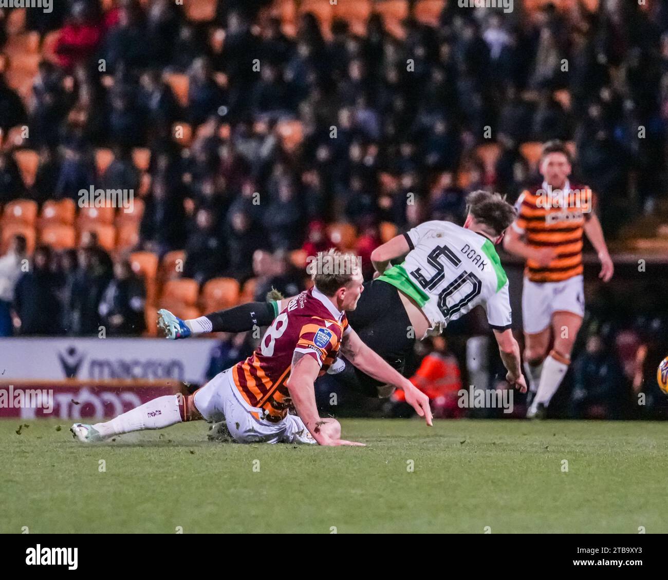 BRADFORD, REGNO UNITO. 5 dicembre 2023. EFL TROPHY: Bradford City AFC contro Liverpool FC Under 21’s.. Ciaran Kelly di Bradford City abbatte Ben Doak del Liverpool FC. Credit Paul B Whitehurst/Alamy Live News Foto Stock