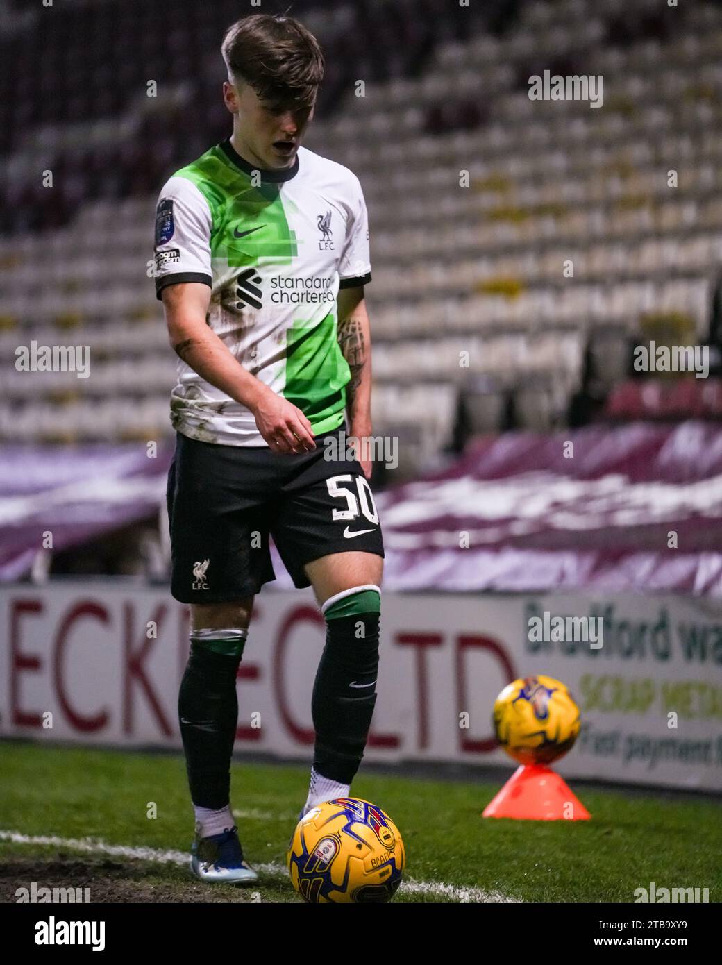 BRADFORD, REGNO UNITO. 5 dicembre 2023. EFL TROPHY: Bradford City AFC contro Liverpool FC Under 21’s.. Ben Doak del Liverpool FC si fa strada per ottenere un credito corder Paul B Whitehurst/Alamy Live News Foto Stock