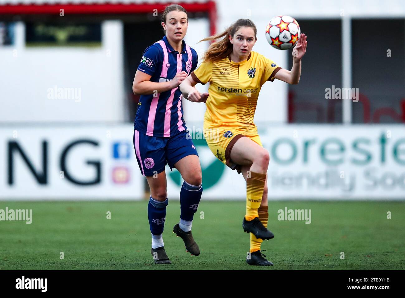 Dulwich Hamlet e Sutton Utd calciatrici in azione Foto Stock