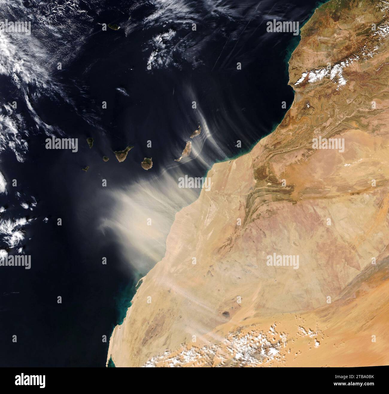 14 gennaio 2022 - la polvere proveniente dall'Africa nordoccidentale soffia sulle Isole Canarie. Foto Stock