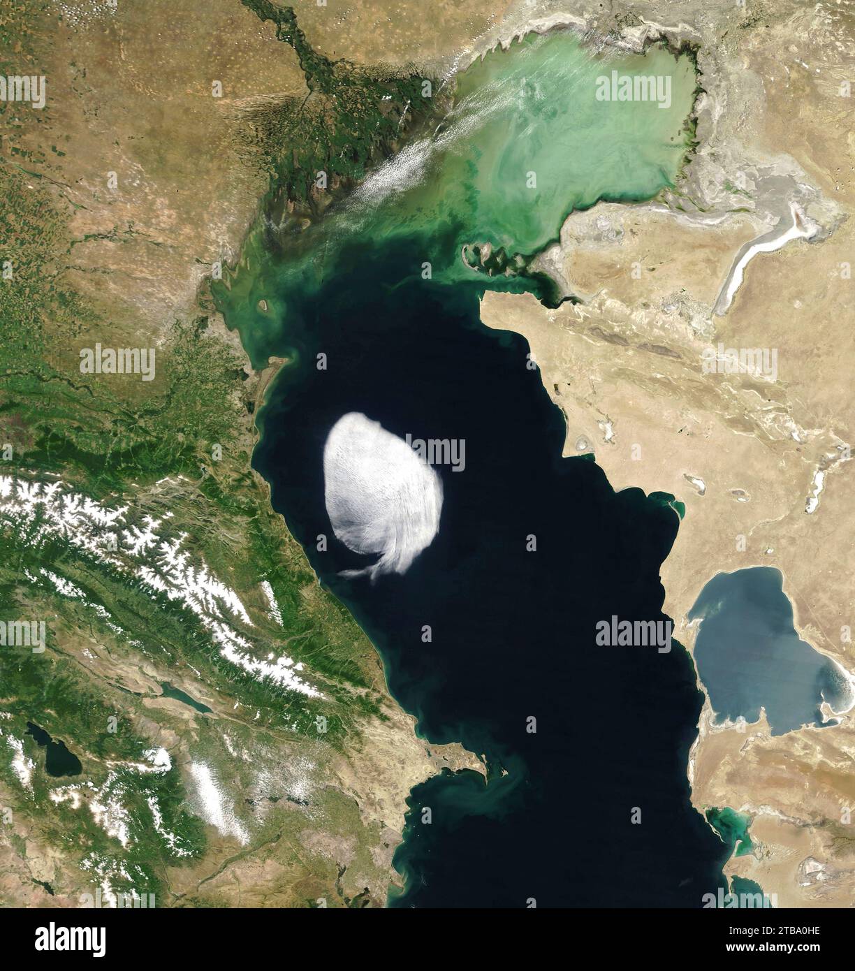 Una nuvola solitaria con bordi ben definiti sorvola parte del Mar Caspio. Foto Stock