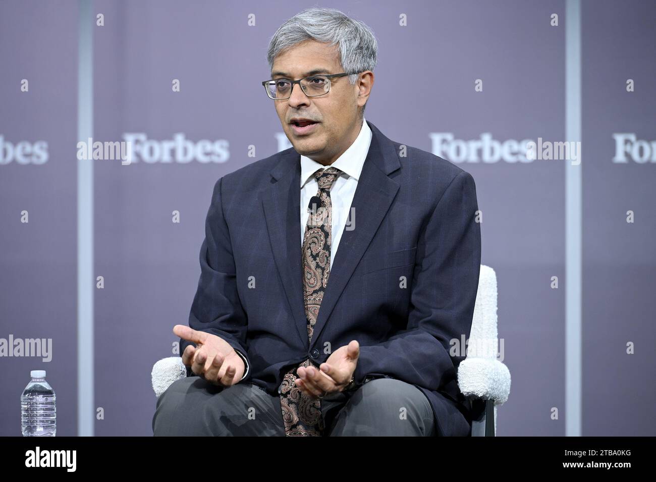 New York, USA. 5 dicembre 2023. Jay Bhattacharya, M.D., pH.D., Professor of Health Policy, Stanford University, parla al Forbes Healthcare Summit Day 2 al Jazz Lincoln Center, New York, NY, 5 dicembre 2023. (Foto di Anthony Behar/Sipa USA) credito: SIPA USA/Alamy Live News Foto Stock