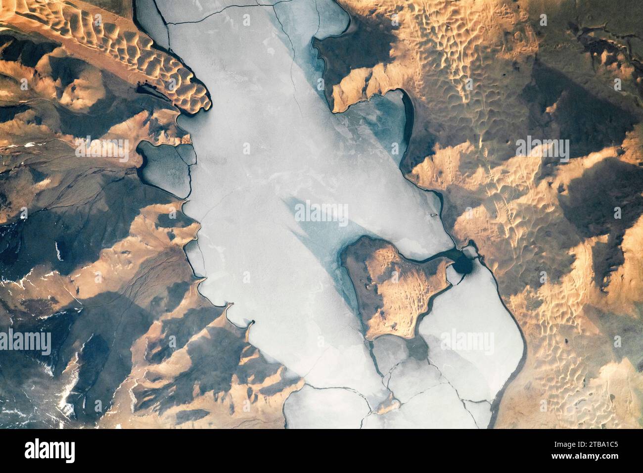 Lago Khar Nuur nella depressione dei grandi Laghi in Mongolia, con lunghe ombre di luce mattutina. Foto Stock
