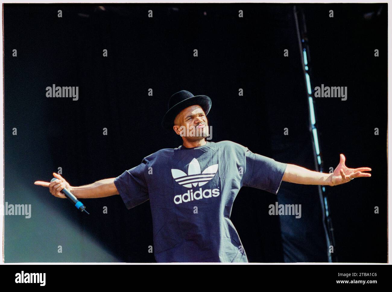 DARRYL MCDANIELS, DMC, READING FESTIVAL, 2001. Darryl McDaniels (DMC) dei Run DMC suonando sul Main Stage al Reading Festival, Reading, Regno Unito il 24 agosto 2001. I Run DMC erano in tour con il loro ultimo album "Crown Royal". Si separarono un anno dopo, nel 2002, dopo l'assassinio di DJ Jason "Jam Master Jay" Mizell. Foto: Rob Watkins Foto Stock