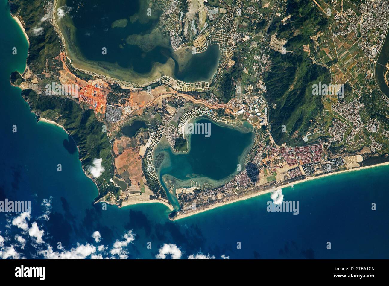 Vista dallo spazio del porto di Gangmen sull'isola di Hainan, Mar Cinese meridionale, Cina. Foto Stock
