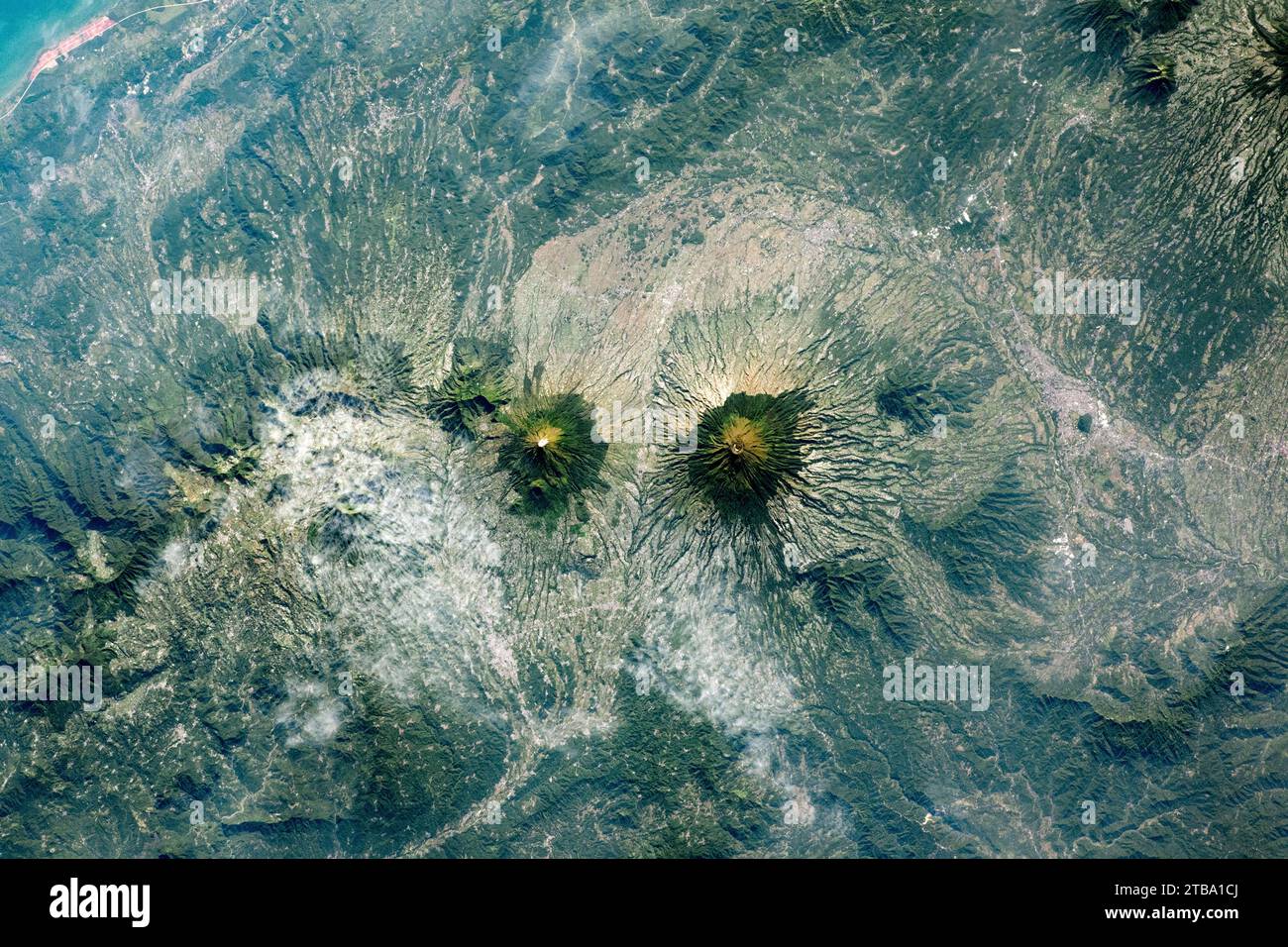 Vista dallo spazio del Monte Sundoro e del Monte Sumbing sull'isola di Giava, Indonesia. Foto Stock