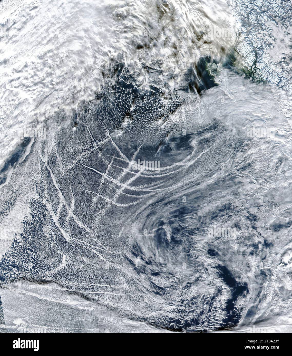Immagine satellitare dei binari delle navi che si intersecano nelle acque al largo della costa pacifica del Nord America. Foto Stock
