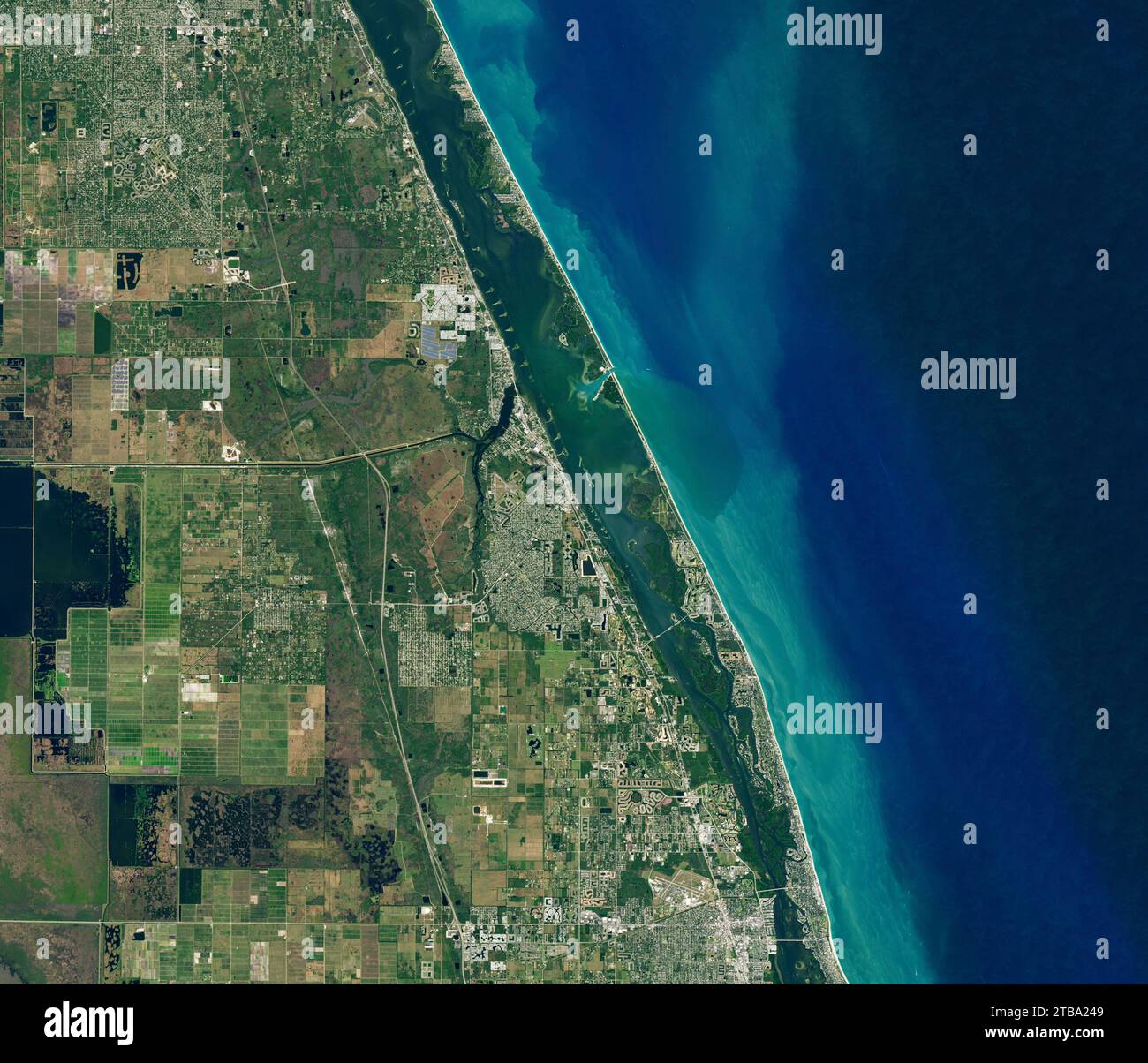 Immagine satellitare della Laguna del fiume Indiano sulla costa atlantica della Florida. Foto Stock