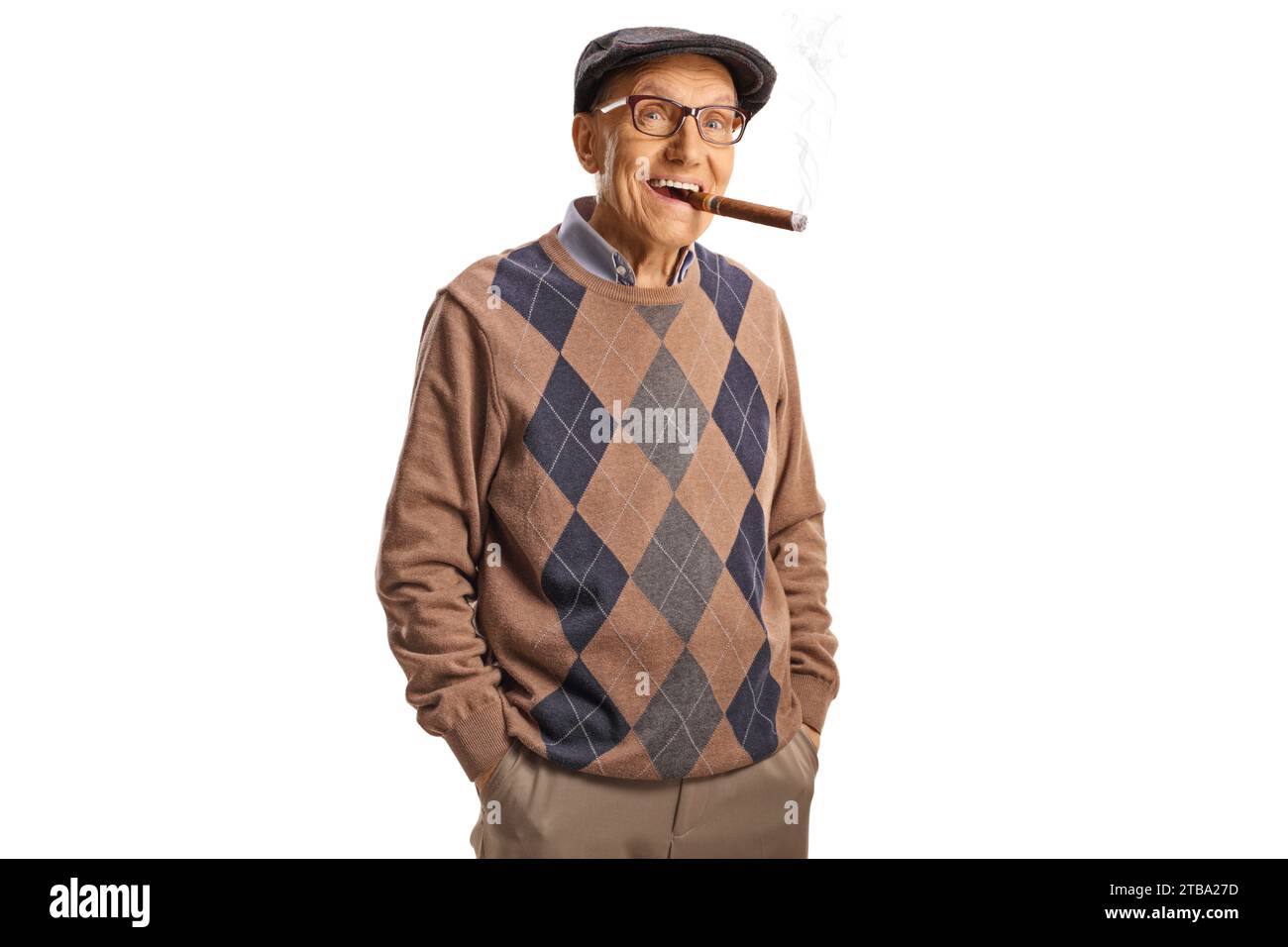 Signore anziano che fuma un sigaro isolato su sfondo bianco Foto Stock