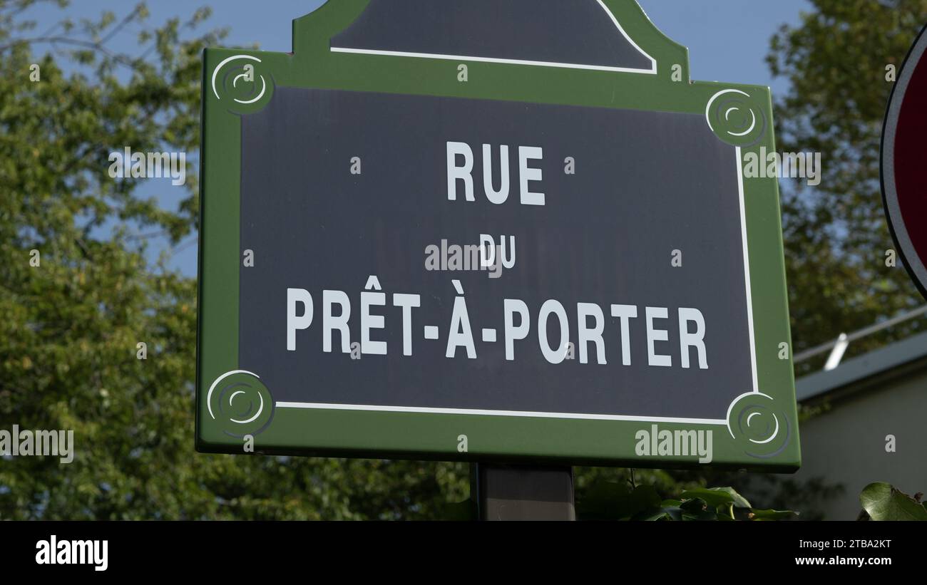 Un finto segno di strada francese di rue pret-a-porter espressione francese pronta da indossare Street in Francia, Street con divertenti nomi di tendenza francesi. Foto Stock