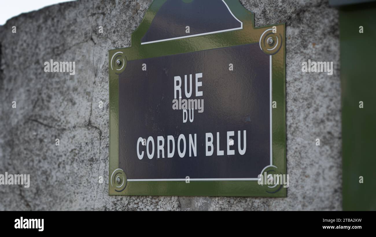 Un finto cartello di strada francese di rue cordon bleu !, espressione francese voila Street a Parigi Francia, strada con nomi francesi di cibo divertente. Foto Stock