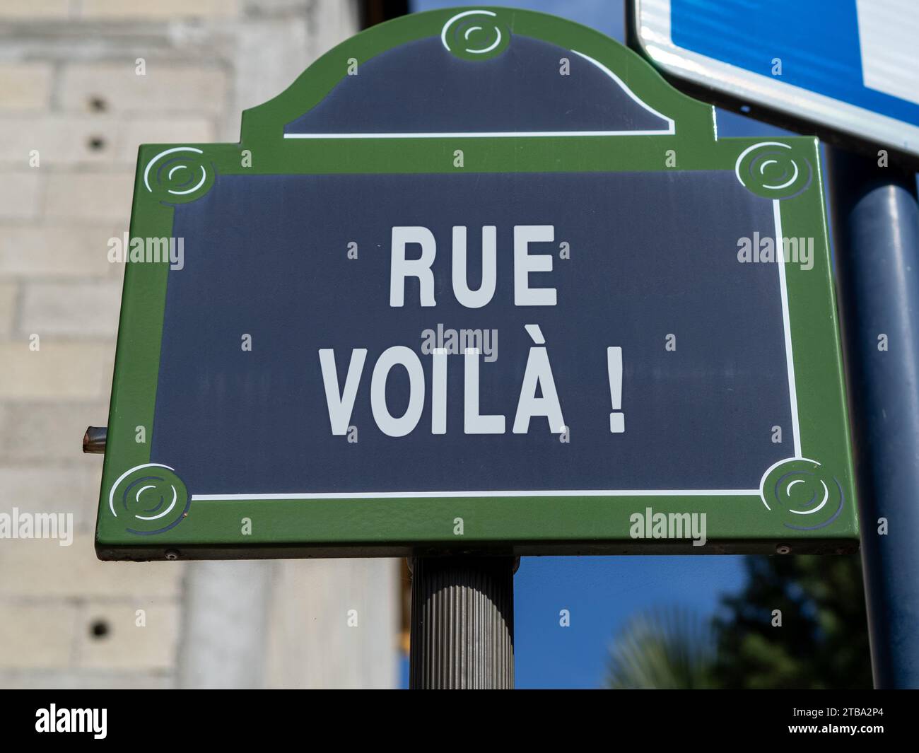 Un finto cartello stradale francese di rue voila !, espressione francese voila Street a Parigi Francia, strada con nomi alimentari. Foto Stock