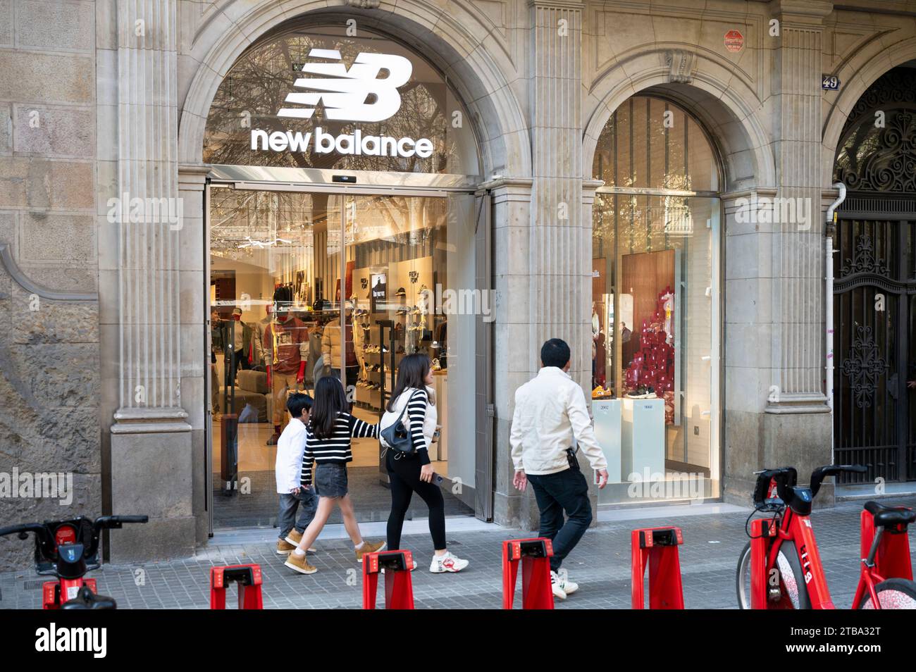 Barcellona, Spagna. 20 novembre 2023. I pedoni camminano davanti al marchio di calzature americano New Balance (NB) negozio a Barcellona. (Immagine di credito: © Xavi Lopez/SOPA Images via ZUMA Press Wire) SOLO PER USO EDITORIALE! Non per USO commerciale! Foto Stock