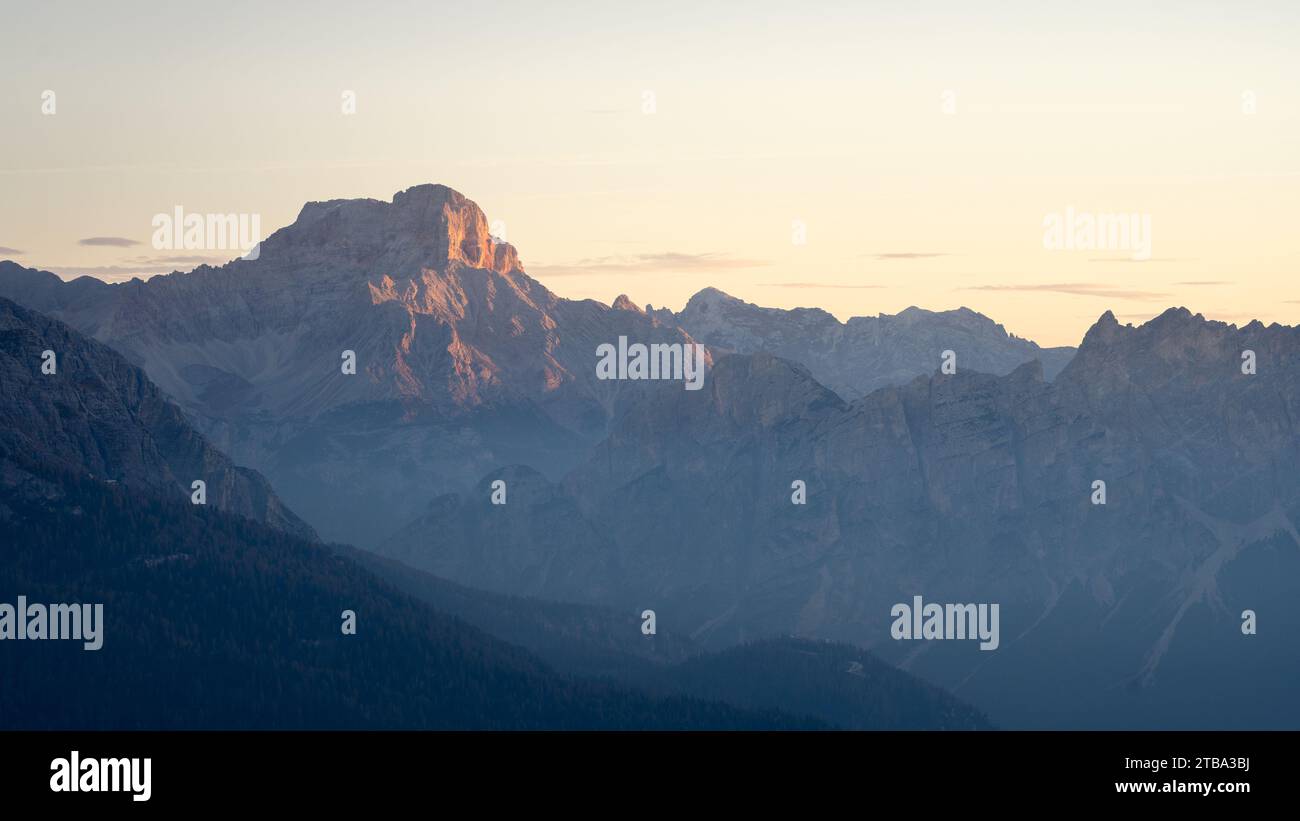 Cima rocciosa della catena montuosa che cattura la prima luce durante l'alba, tiro ravvicinato, Dolomiti, Italia Foto Stock