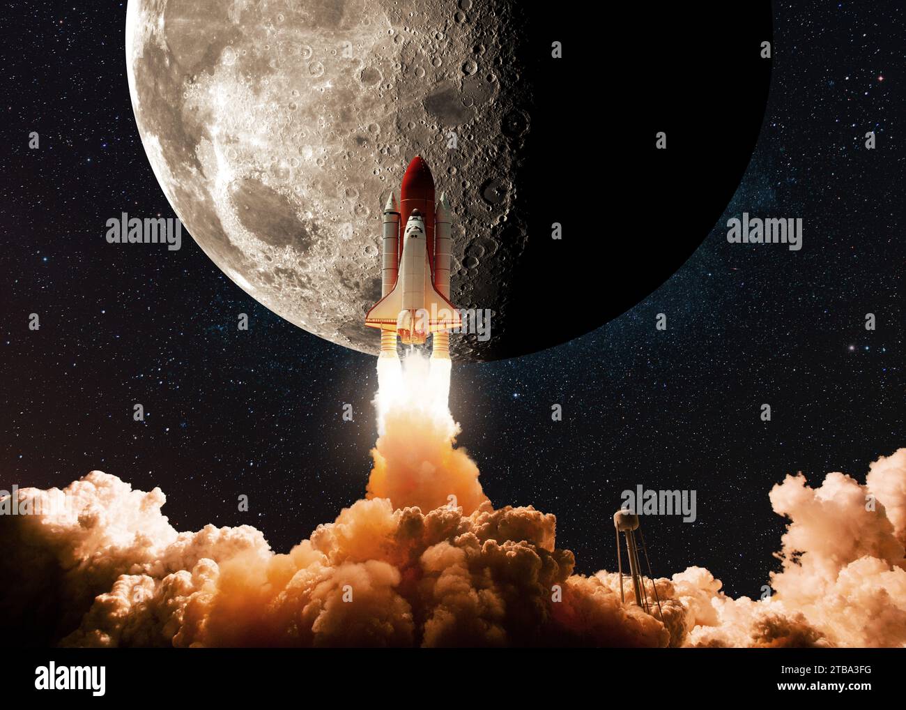 Il nuovo razzo dello Space Shuttle con fumo e nuvole decolla nel cielo con la luna. Navetta dall'astronave al punto di partenza della luna. Lancio della missione spaziale su Moon Conce Foto Stock