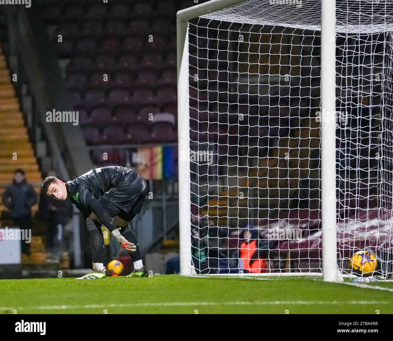 BRADFORD, REGNO UNITO. 5 dicembre 2023. EFL TROPHY: Bradford City AFC contro Liverpool FC Under 21’s.. Fabian Mrozek del Liverpool FC guarda la palla passare, sparata da Vadaine Oliver di Bradford City. Credit Paul B Whitehurst/Alamy Live News Foto Stock