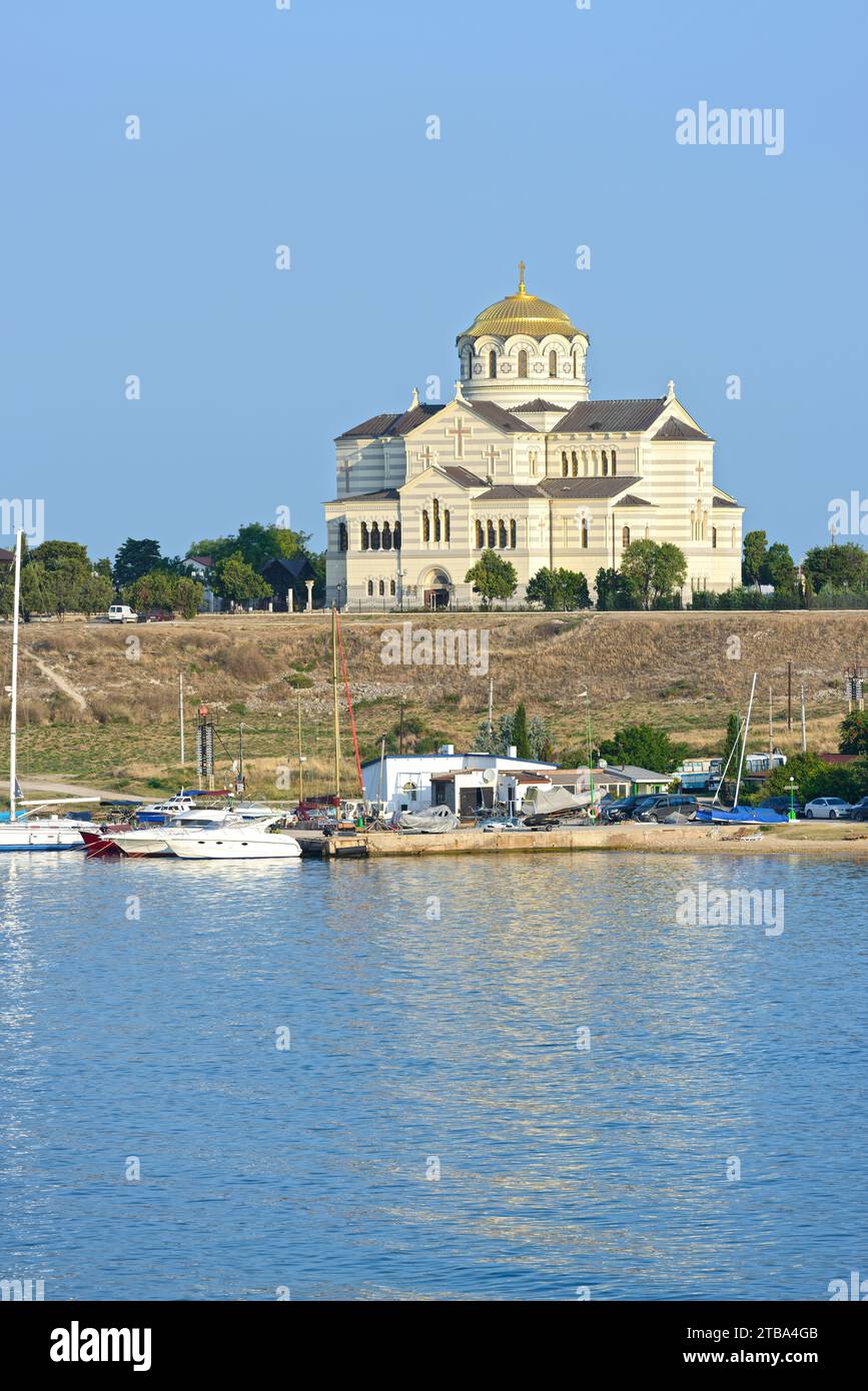 La cattedrale di San Vladimir sopra la baia di Karantinnaya la mattina d'estate a Chersonesus Taurica, Sebastopoli, Crimea. Foto Stock