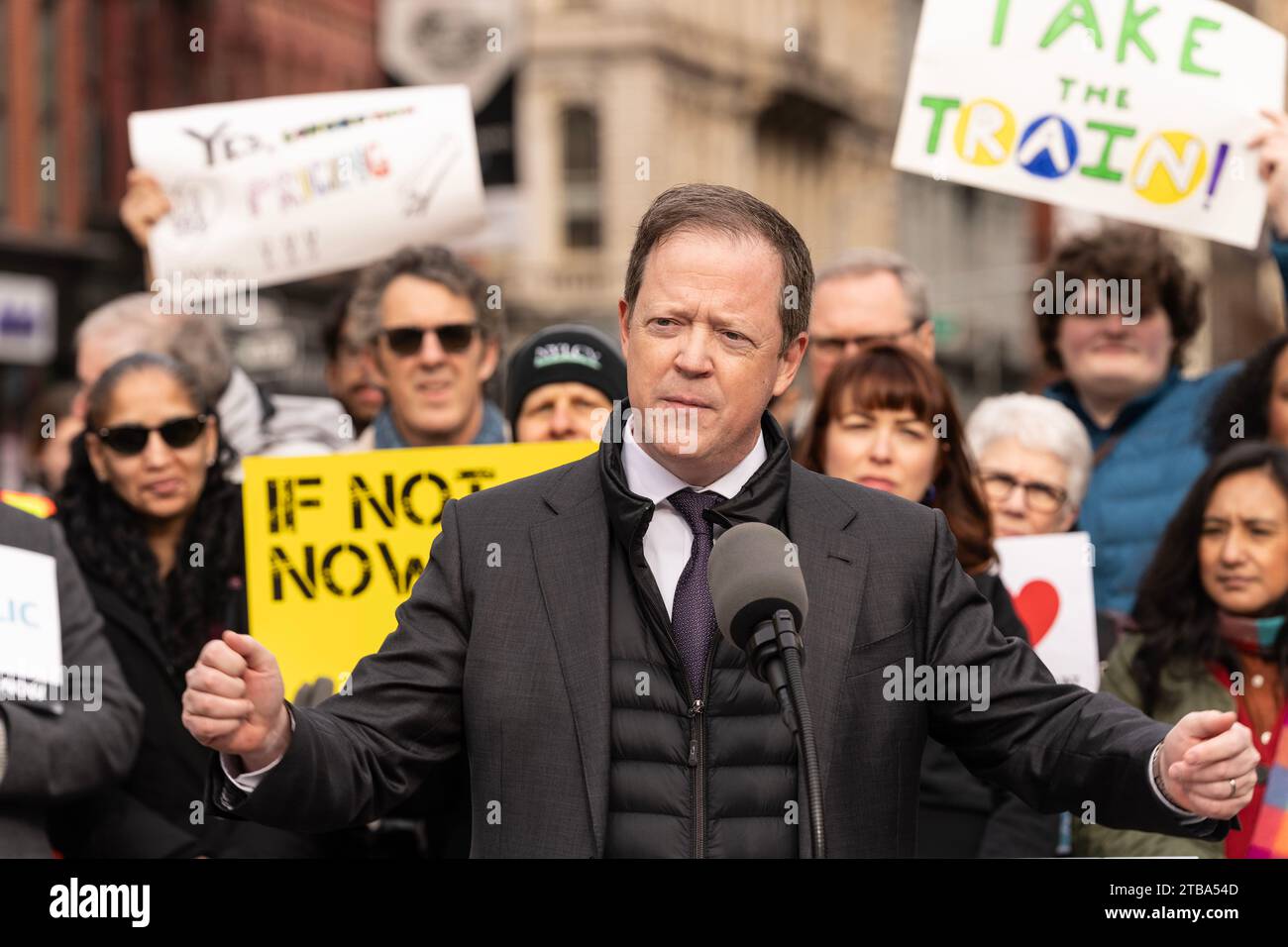 Il presidente della New York City Transit Authority Richard Davey parla al rally di prezzi congestion su Union Square a New York il 5 dicembre 2023 Foto Stock